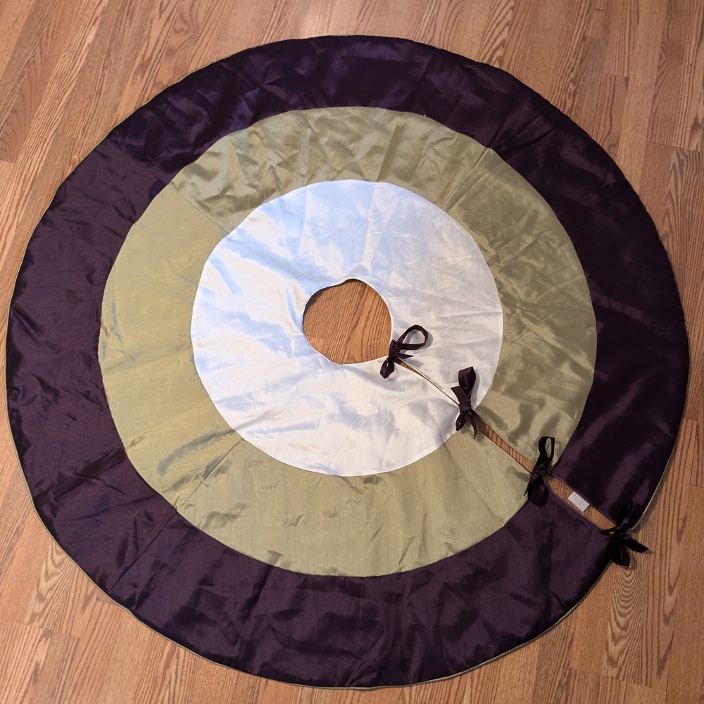 Elegant Circular Tree Skirt with Bow Accents